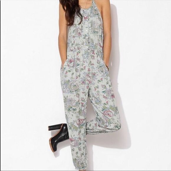 ✨ Kimchi Blue Urban Outfitters Rose Paradise Printed Jumpsuit✨ - Picture 1 of 13